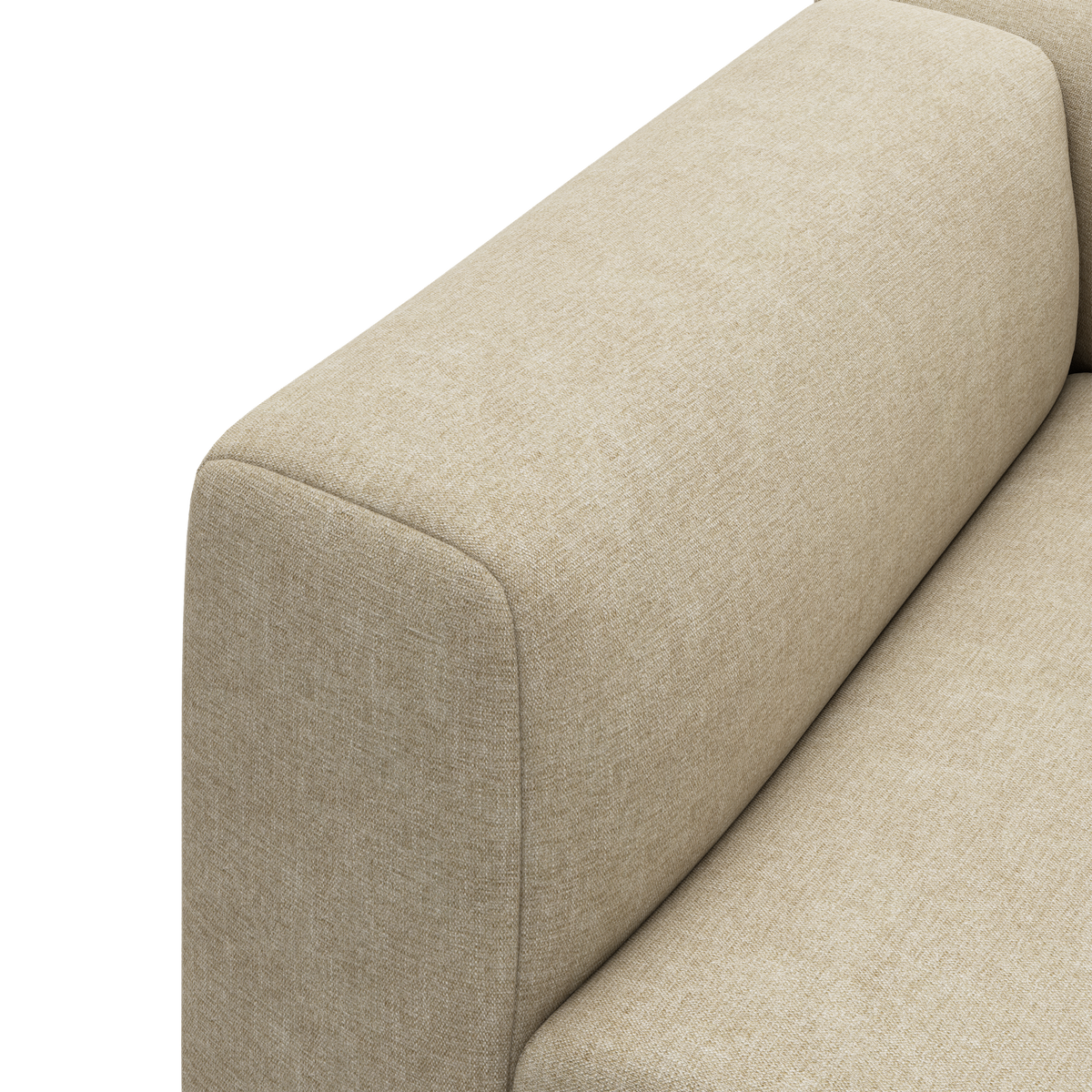 Nærbillede af beige stofsofas armlæn og siddepude.