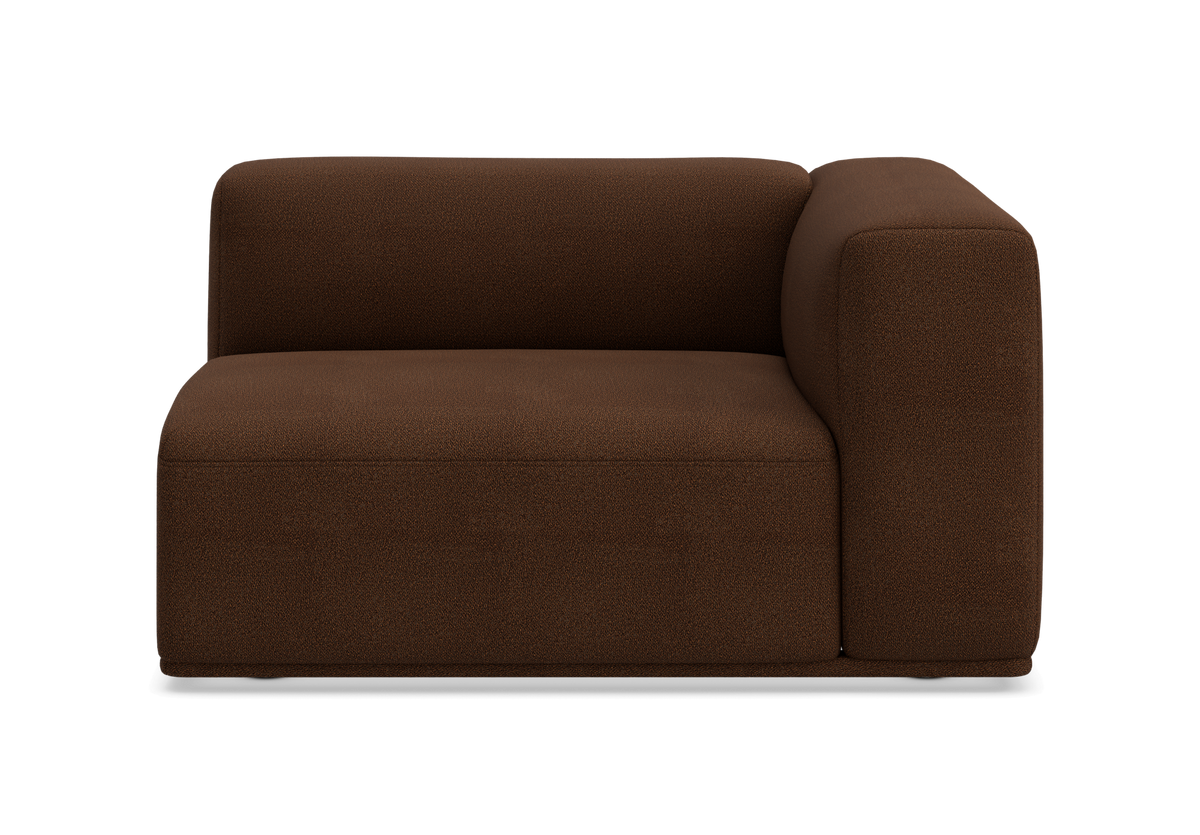 Modulsofa med højre armlæn i mørkebrun polstring, set forfra.