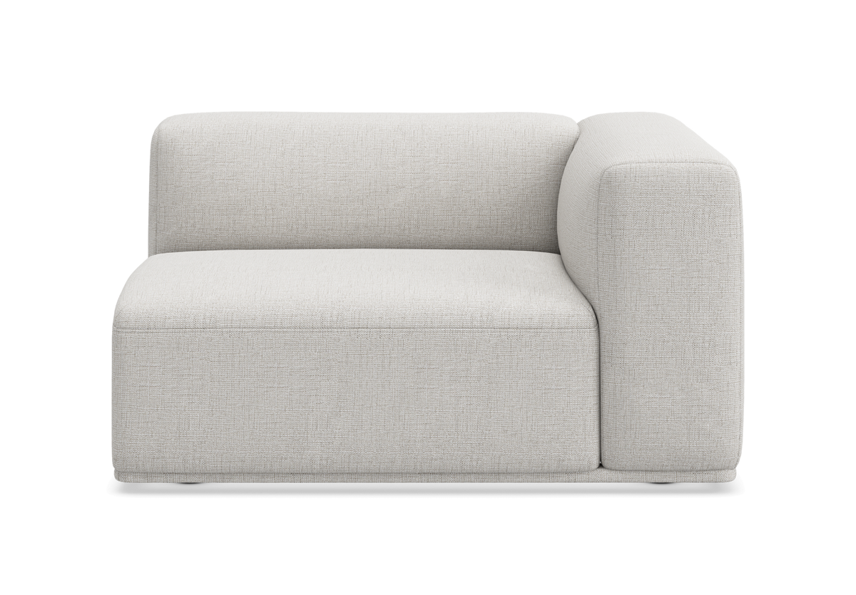 Modulsofa med højre armlæn i lysgråt stof, frontvisning mod hvid baggrund.