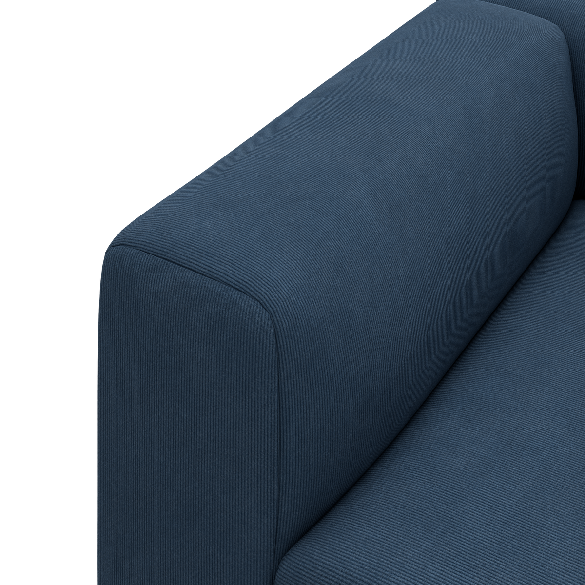 Nærbillede af blå sofa-arm og sæde i rillet tekstil.