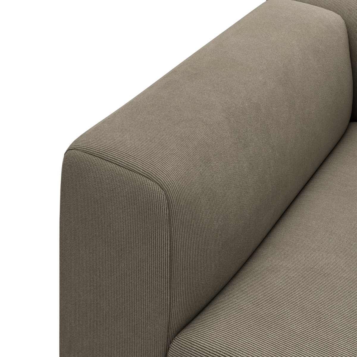 Nærbillede af armlænet og sædet på en beige stofsofa med fin ribbet tekstur.