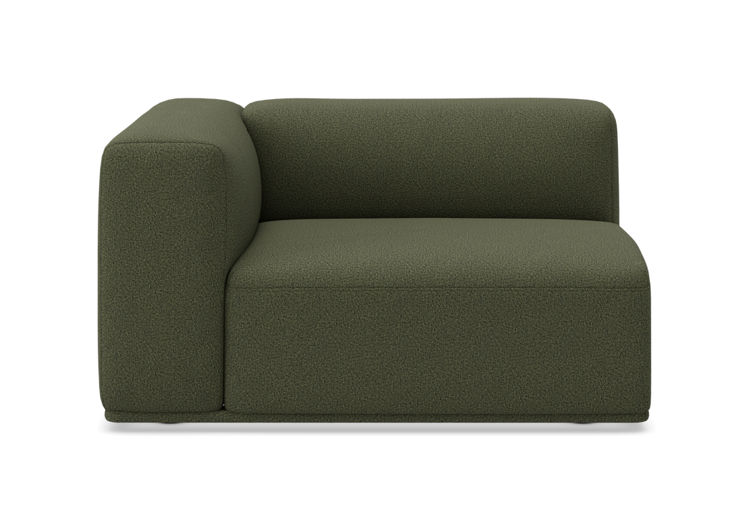 Olivengrøn modulsofa, venstrehjørne/venstrearm-modul med bredt armlæn, frontview på neutral baggrund.