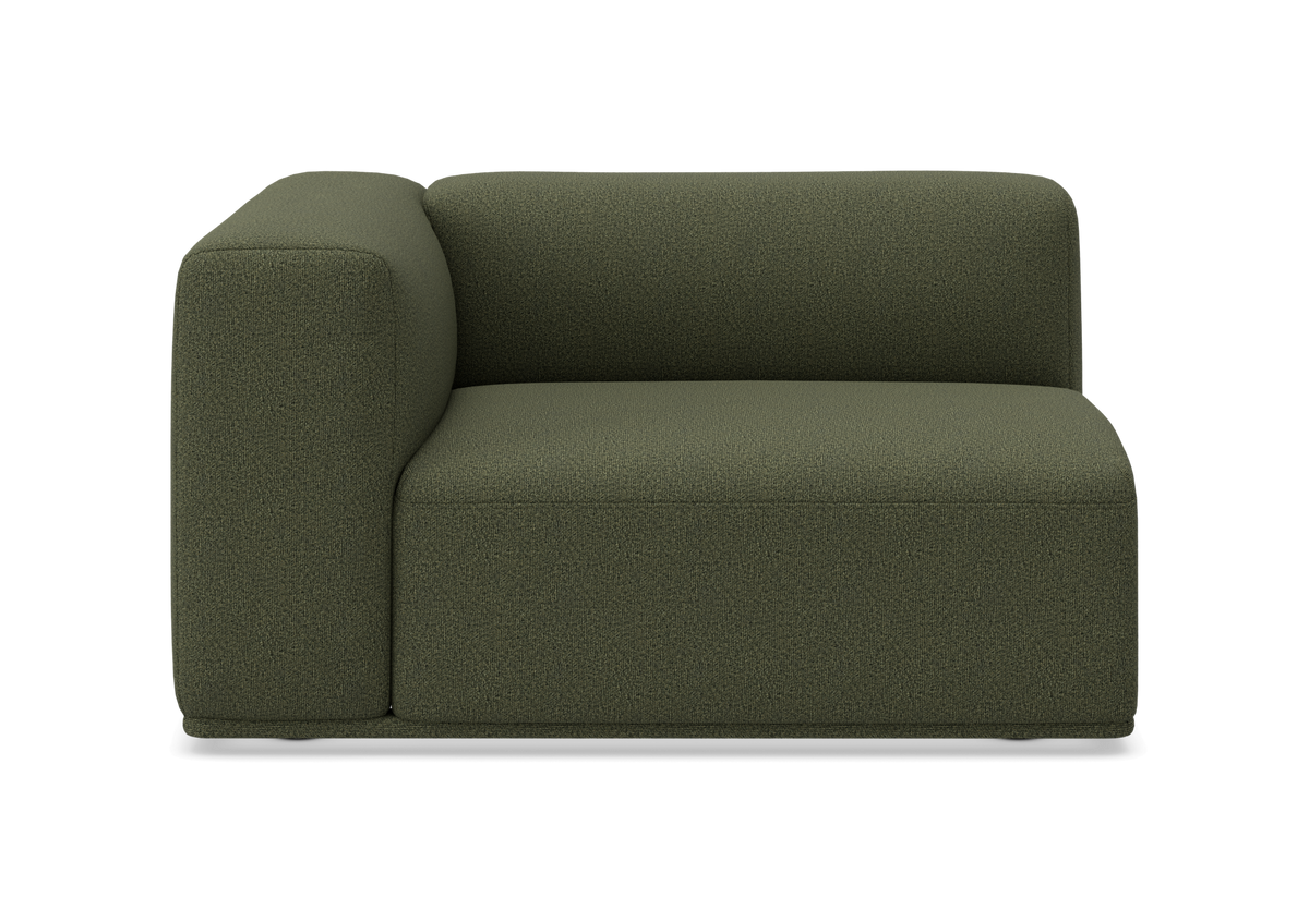 Olivengrøn modulsofa, venstrehjørne/venstrearm-modul med bredt armlæn, frontview på neutral baggrund.