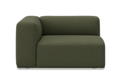 Olivengrøn modulsofa, venstrehjørne/venstrearm-modul med bredt armlæn, frontview på neutral baggrund.