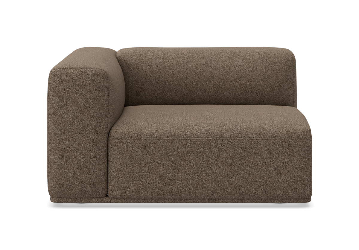Brun modulsofa med venstre armlæn i bouclé, frontvisning på hvid baggrund.