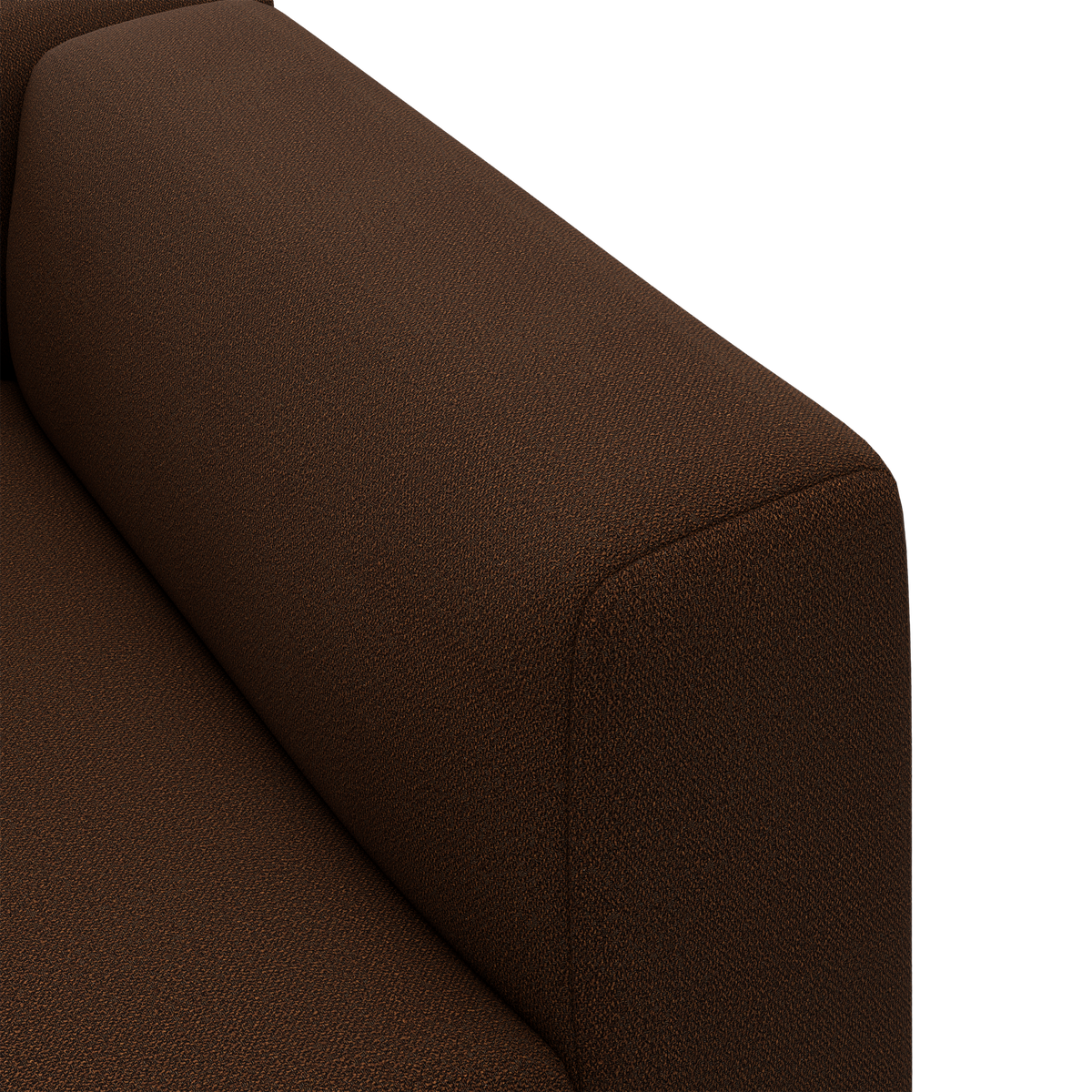 Nærbillede af armlæn og ryglæn på en brun stofsofa mod sort baggrund.