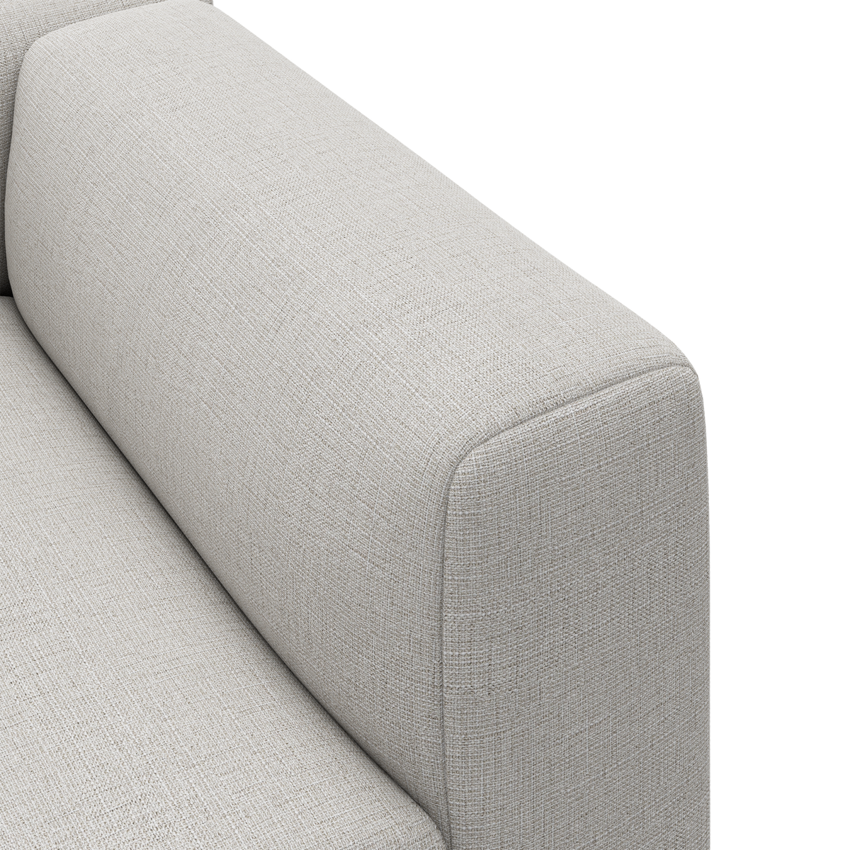 Nærbillede af en lysegrå stofbetrukket sofa-arm og sæde med bløde, afrundede kanter.
