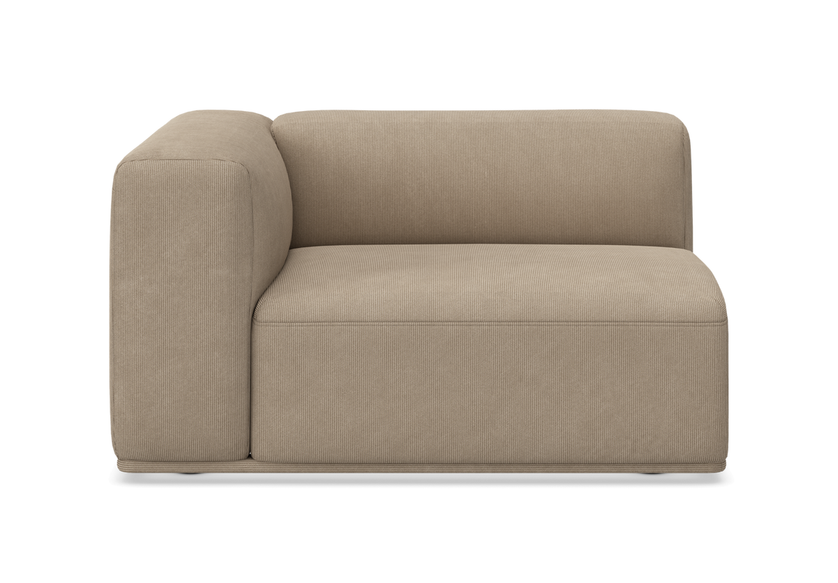 Beige modulsofa, hjørnemodul med venstre armlæn, frontvisning på frilagt baggrund.