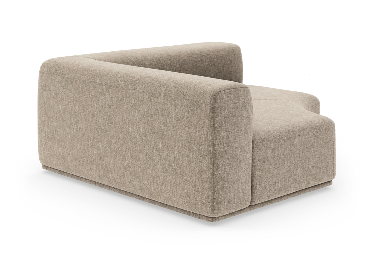 Beige modulsofa med venstre armlæn i bløde, afrundede former, fritlagt på hvid baggrund.