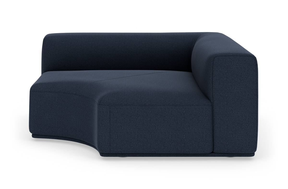 Mørkeblå modulsofa med afrundet hjørnemodul og højre armlæn, frilagt på hvid baggrund.