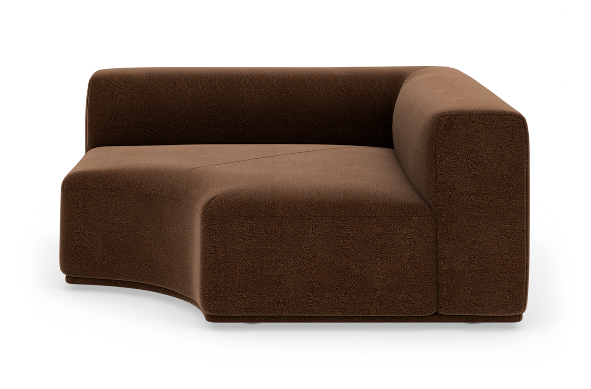 Brun modulsofa med højre armlæn i blødt tekstil, frilagt på hvid baggrund.