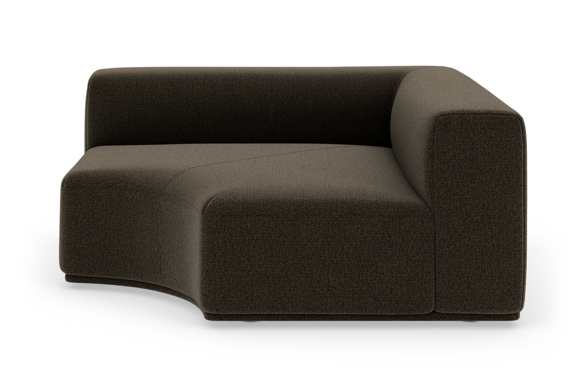 Modulsofa med højre afslutning i mørkebrunt stof, buet sæde og bred armlæn, frilagt produktbillede.