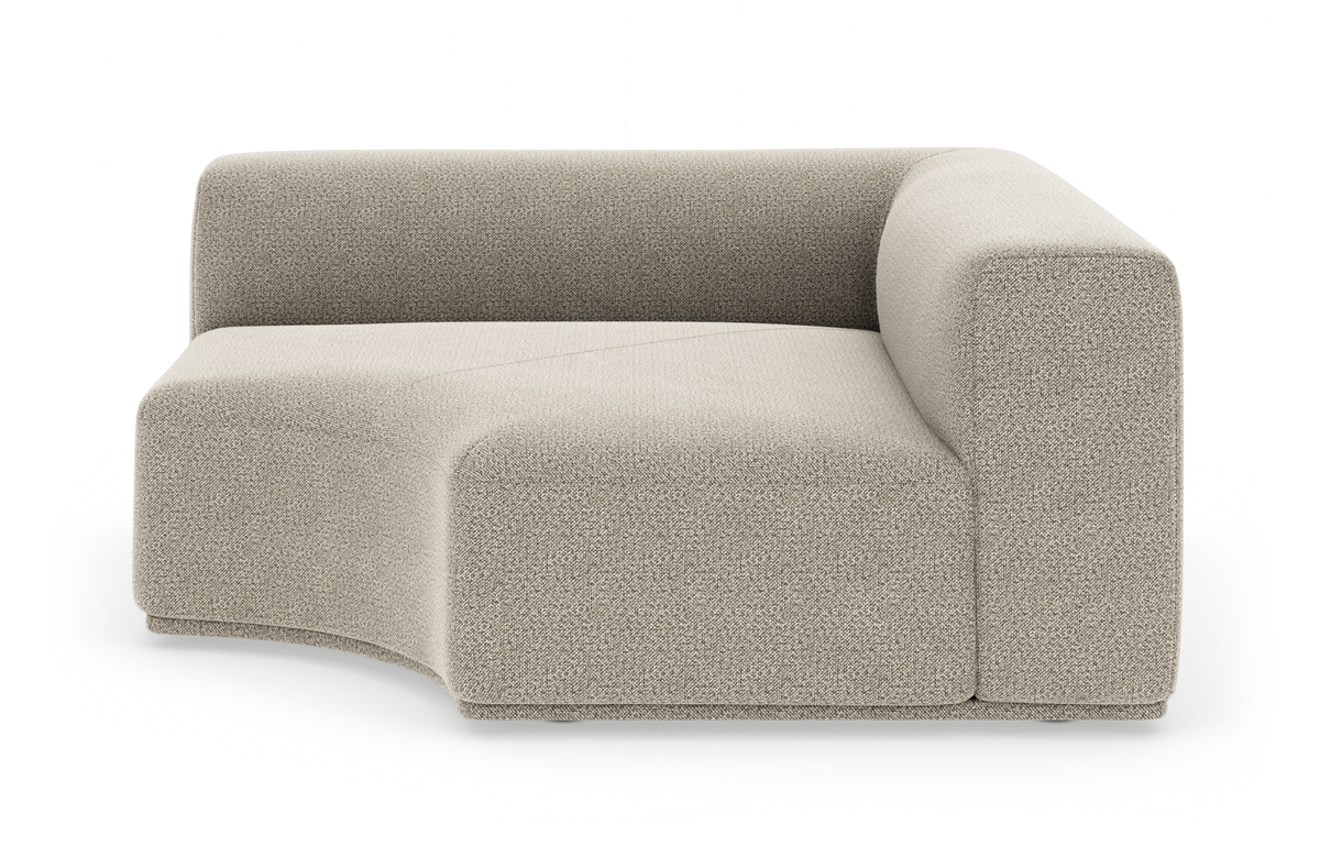 Beige modulsofa med højrearm, afrundet udsparing og bløde, blokagtige former på hvid studiebaggrund.
