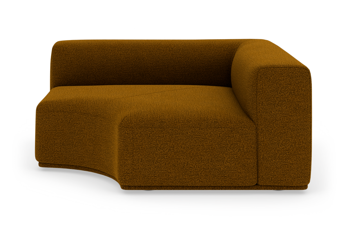 Modulsofa i brun sennepsfarvet tekstil med rundet venstremodul og højre armlæn, fotograferet i studie på hvid baggrund.