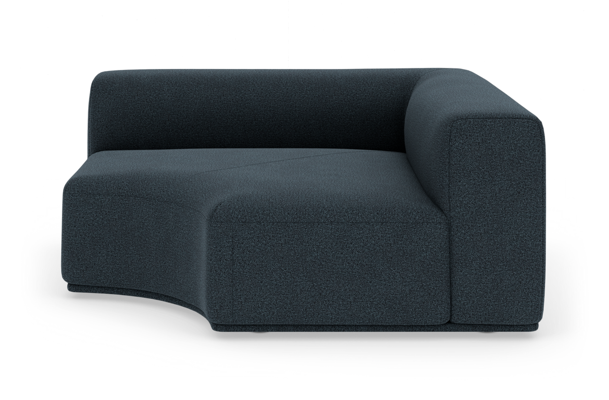 Modulsofa med rundet sæde og højre armlæn, mørkeblå tekstil, frilagt i studie.