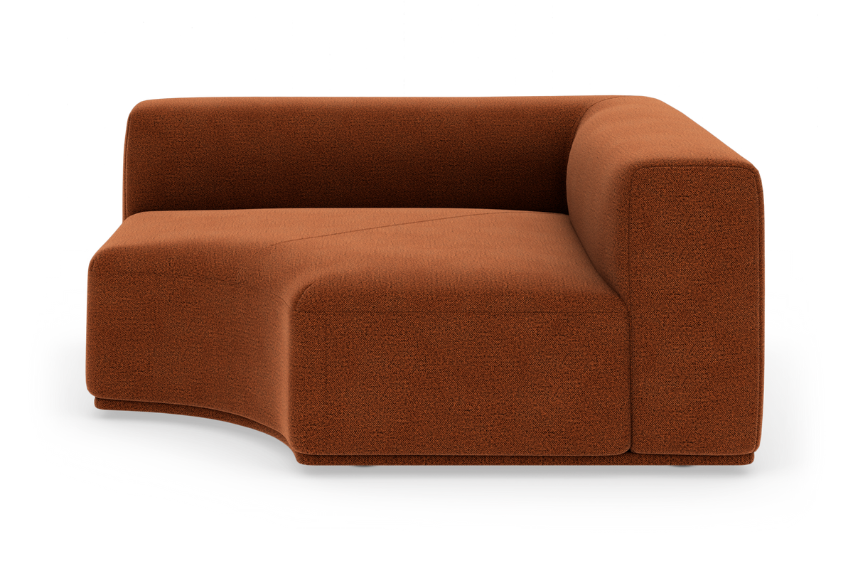 Modulsofa i rustfarvet stof med rundet sæde og højre armlæn på hvid baggrund.