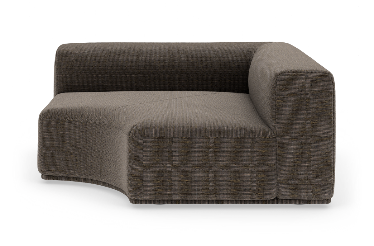 Brun modulsofa med buet sæde og højre armlæn i stof, frilagt på hvid baggrund.