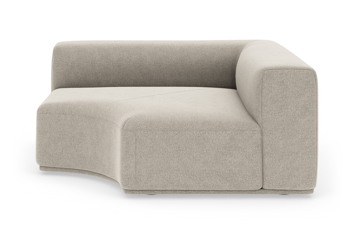 Modulsofa hjørnemodul med blødt buet sæde i lys beige tekstil, fritstående på hvid studiobaggrund.