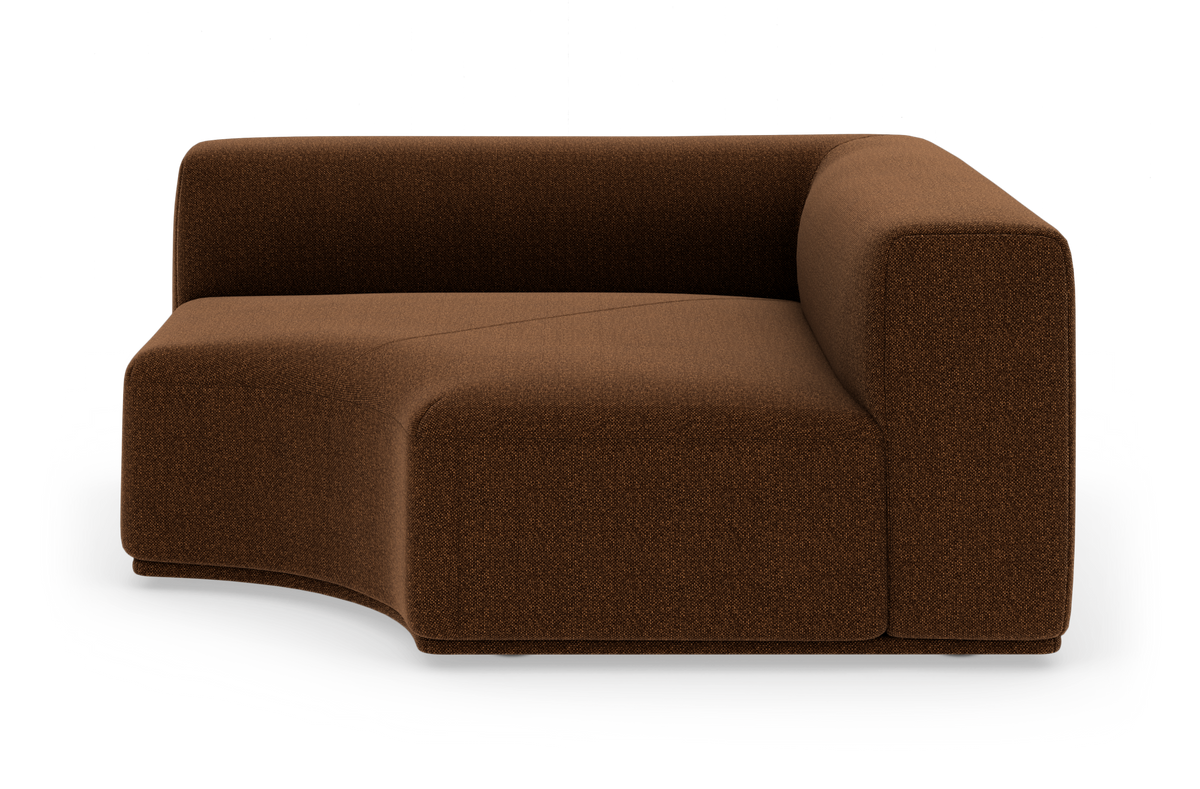 Modulsofa i brunt stof med afrundede former, højrearmssektion fritlagt på hvid baggrund, set forfra i vinkel.