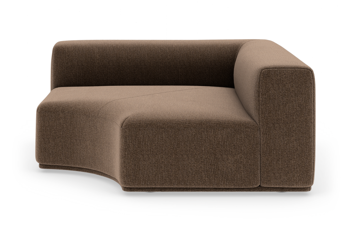 Brun modulsofa med afrundet hjørnesektion fotograferet i studie, set skråt forfra.