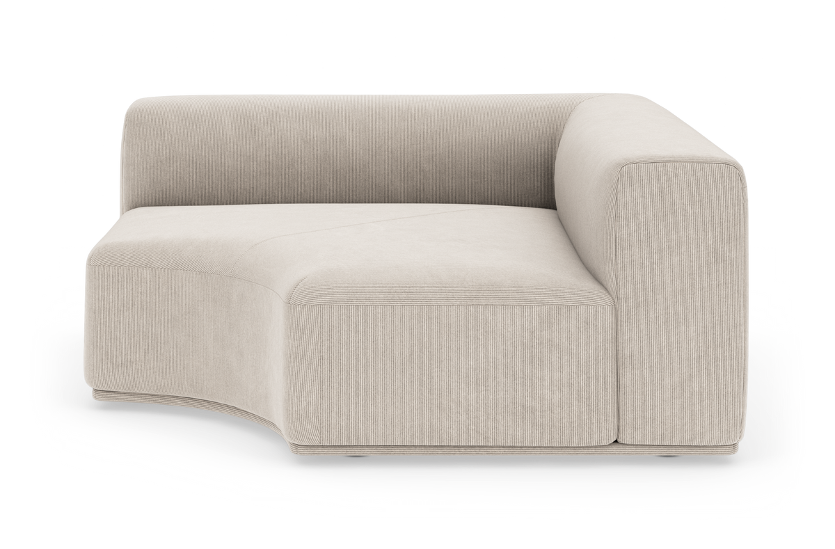 Beige modulsofa med afrundet hjørnemodul, vist i studieopsætning.