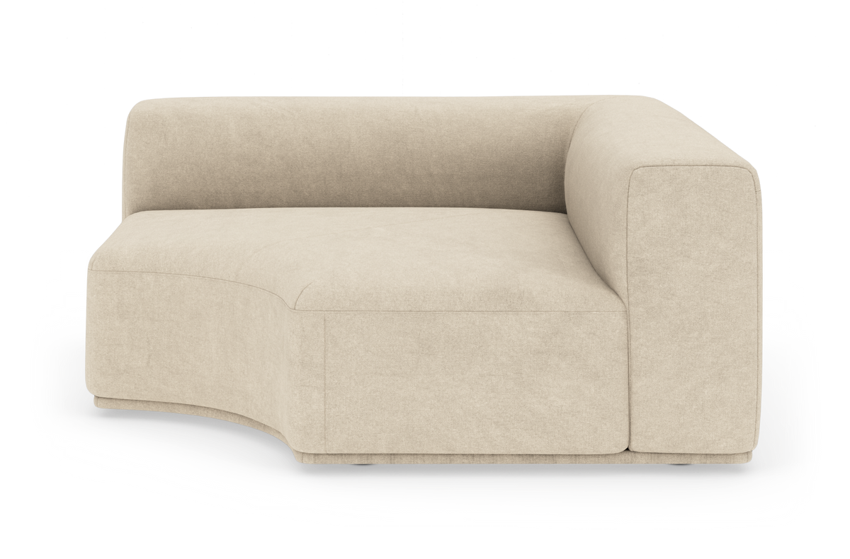 Beige modulsofa, buet hjørnemodul med lav ryg og højre armlæn, frilagt på hvid baggrund.