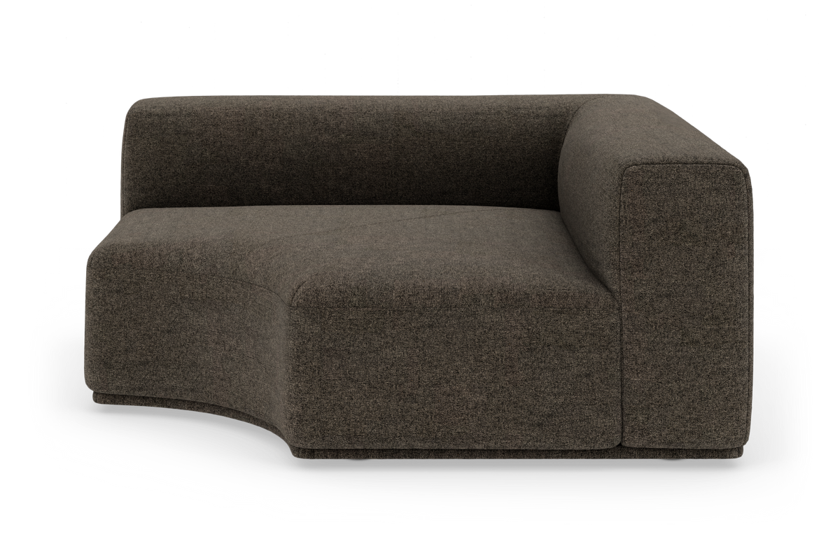 Modulsofa i mørkebrun tekstil med højre armlæn og blødt rundet sæde, frilagt på hvid baggrund.