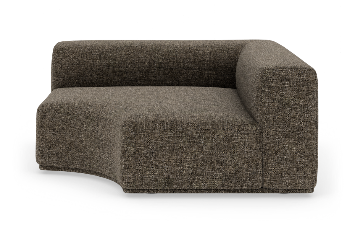 Modulsofa i brunmeleret tekstil med højre armlæn og afrundet sæde, frilagt studiobillede.