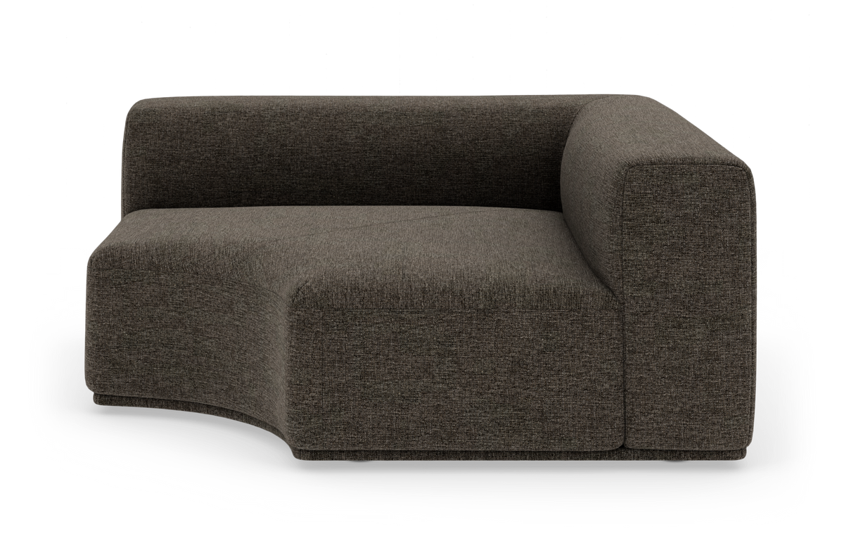 Modulsofa med afrundet venstreside og højre armlæn i mørkegråt stof, frilagt på hvid baggrund.