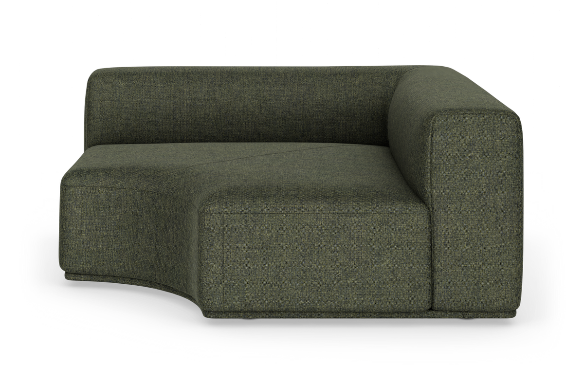 Modulær hjørnesofa i mørkegrønt stof med buet sæde, frilagt på hvid baggrund.