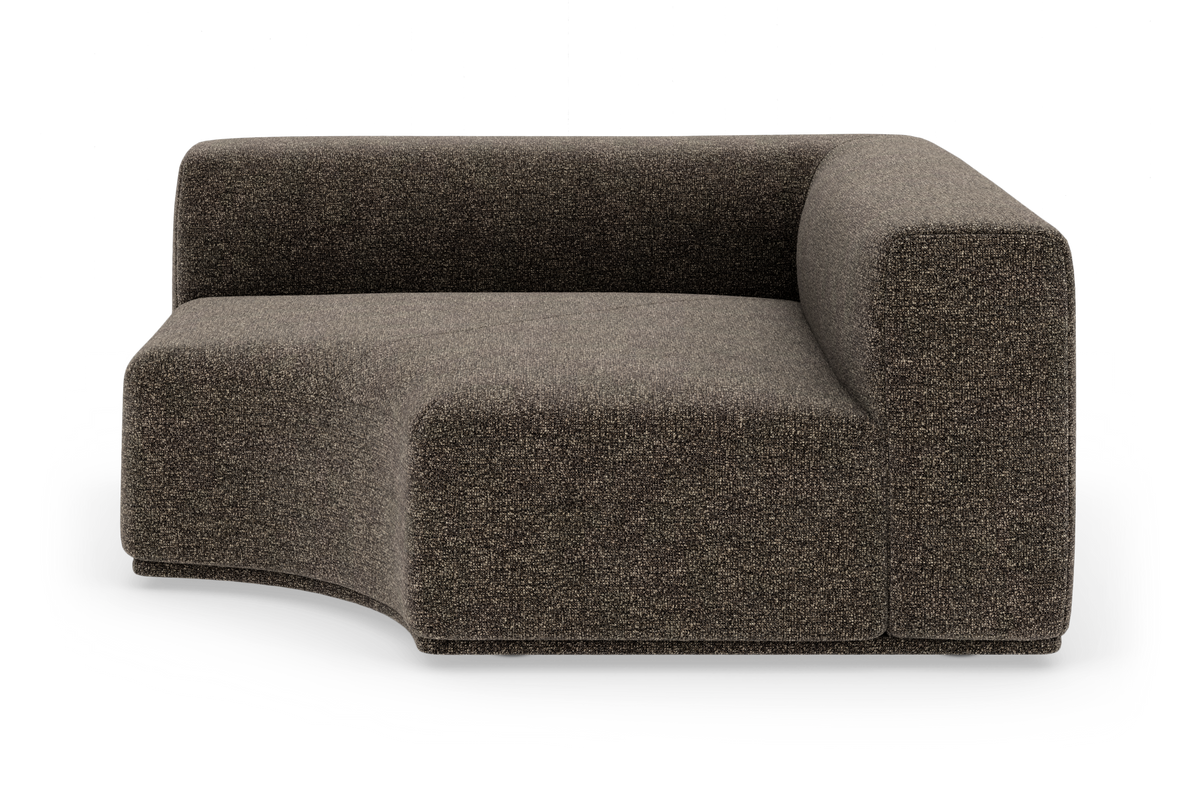 Modulsofa med højre armlæn i brunmeleret tekstil, afrundet sæde, frilagt på hvid baggrund, set skråt forfra.