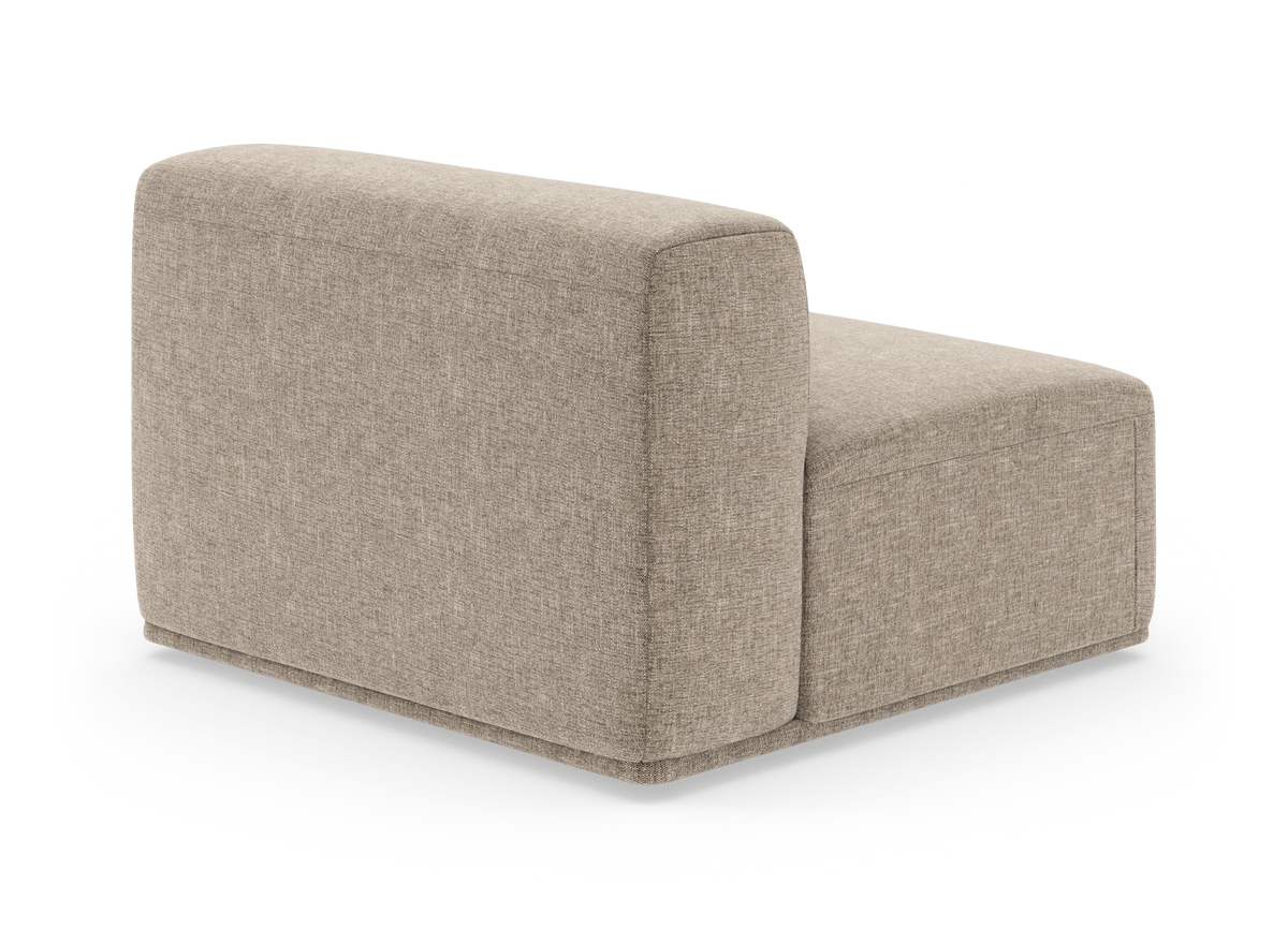 Beige modulsofa med arm- og ryglæn, set bagfra i studie.
