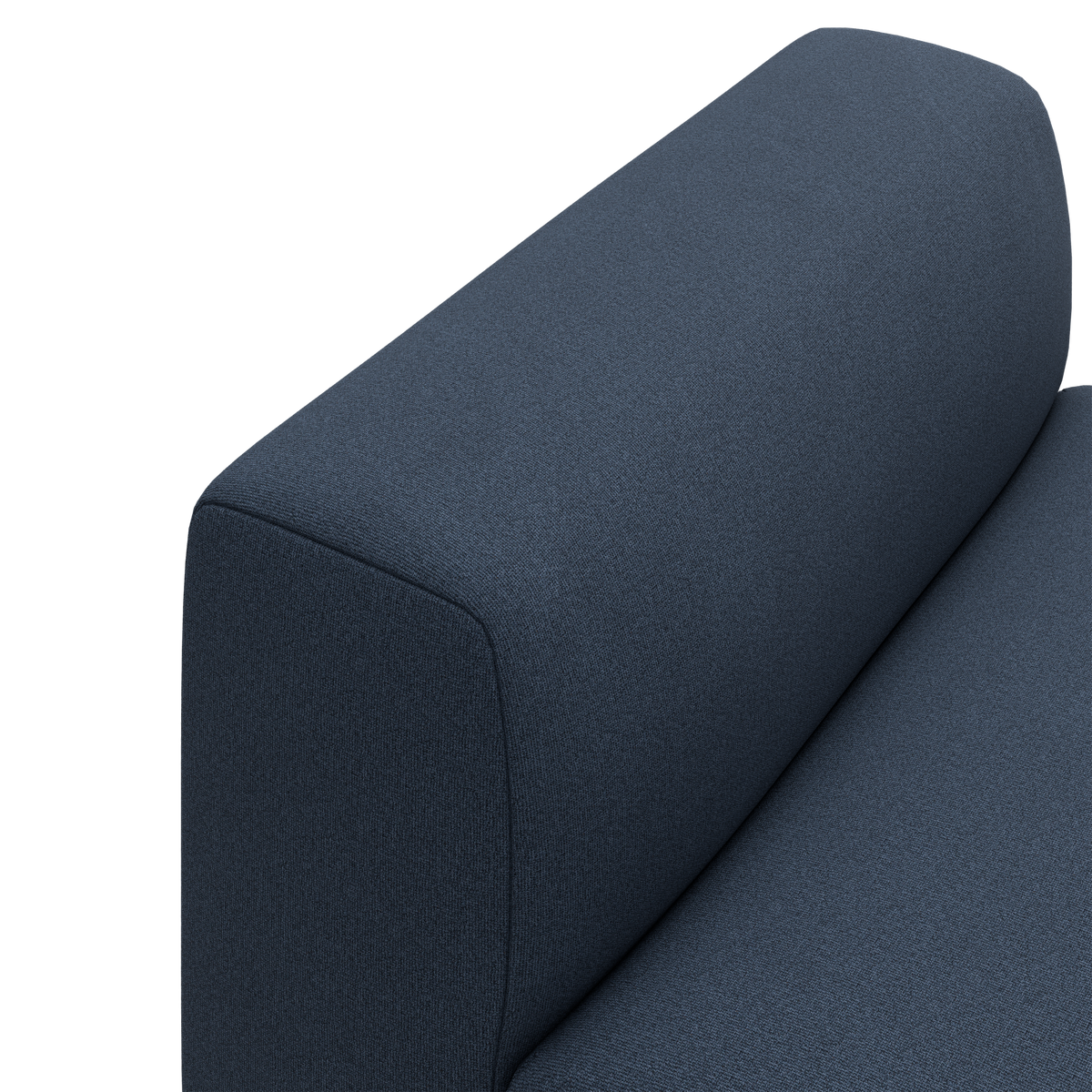 Nærbillede af en mørkeblå stofsofas armlæn og ryglæn mod studiebaggrund.