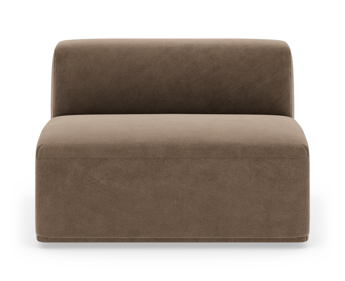 Brun modulsofa-sektion med lav ryg, betrukket med smalriflet fløjl, frilagt på hvid baggrund.