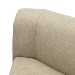 Nærbillede af beige stofsofa med afrundet armlæn og ryglæn.
