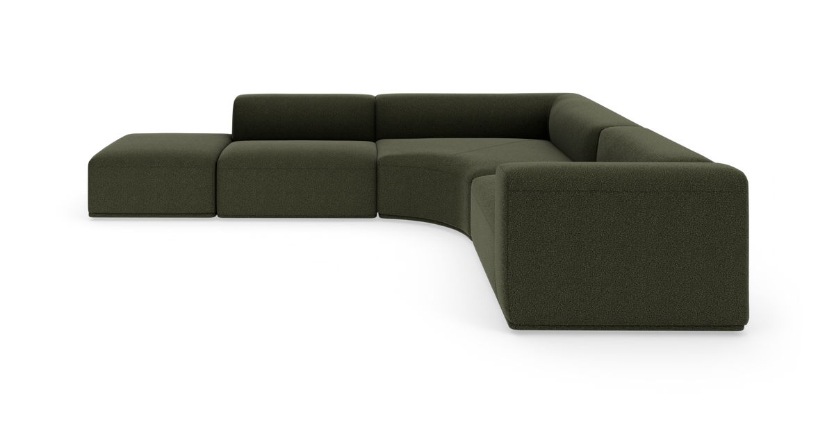 Modulsofa i mørkegrønt tekstil med buet hjørnemodul og lave armlæn, fritlagt på hvid baggrund.
