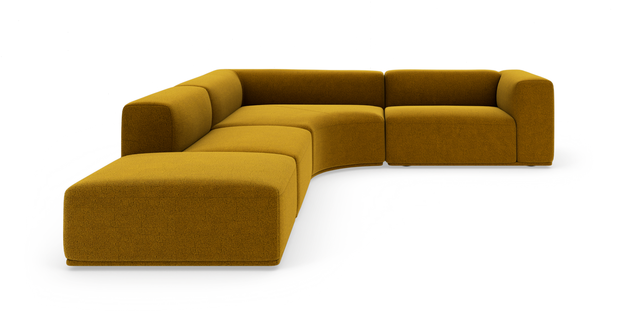 Modulær hjørnesofa i sennepsgul tekstil med afrundede former, frilagt på hvid baggrund.