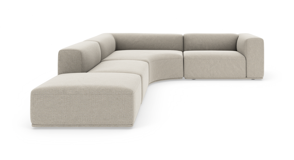 Beige modulsofa med bløde, afrundede former og venstrevendt chaiselong på hvid studiobaggrund.