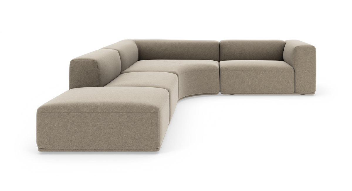 Beige modulsofa i U-form med afrundede hjørner og brede armlæn på hvid baggrund.