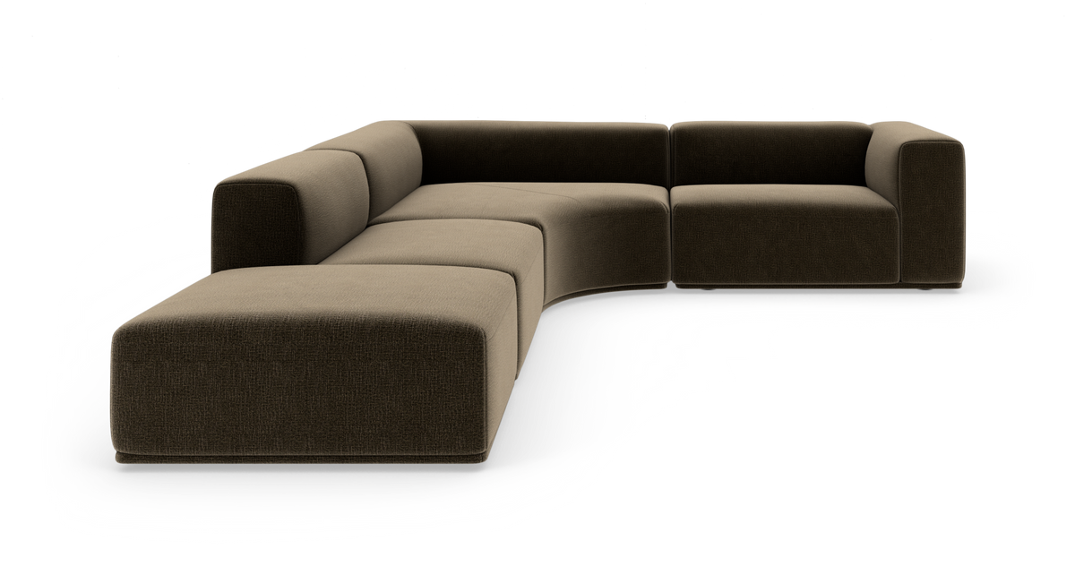 Modulær L‑sofa i brun og beige tekstil med afrundede former og venstrevendt chaiselong, frilagt på hvid baggrund.