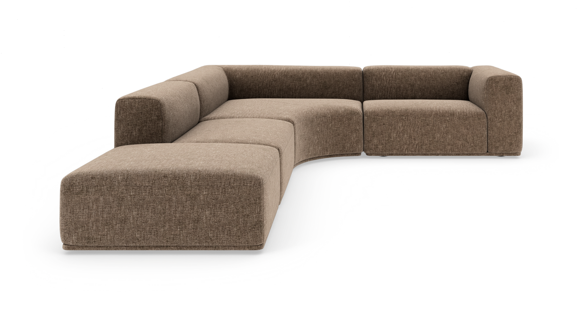 Brun modulsofa med blødt buet L‑form på hvid baggrund.