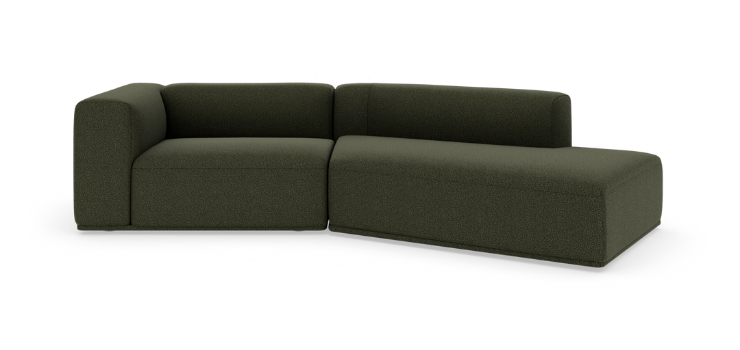 Modulsofa i mørkegrønt stof med chaiselong til højre, frilagt på hvid baggrund.