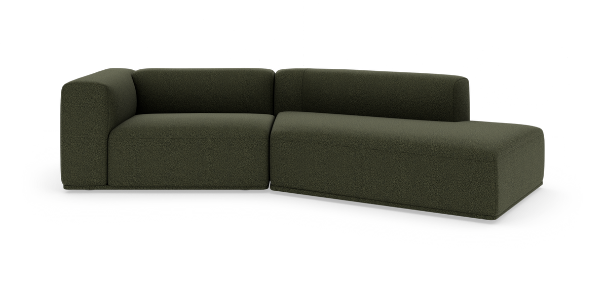 Modulsofa i mørkegrønt stof med chaiselong til højre, frilagt på hvid baggrund.