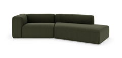 Modulsofa i mørkegrønt stof med chaiselong til højre, frilagt på hvid baggrund.