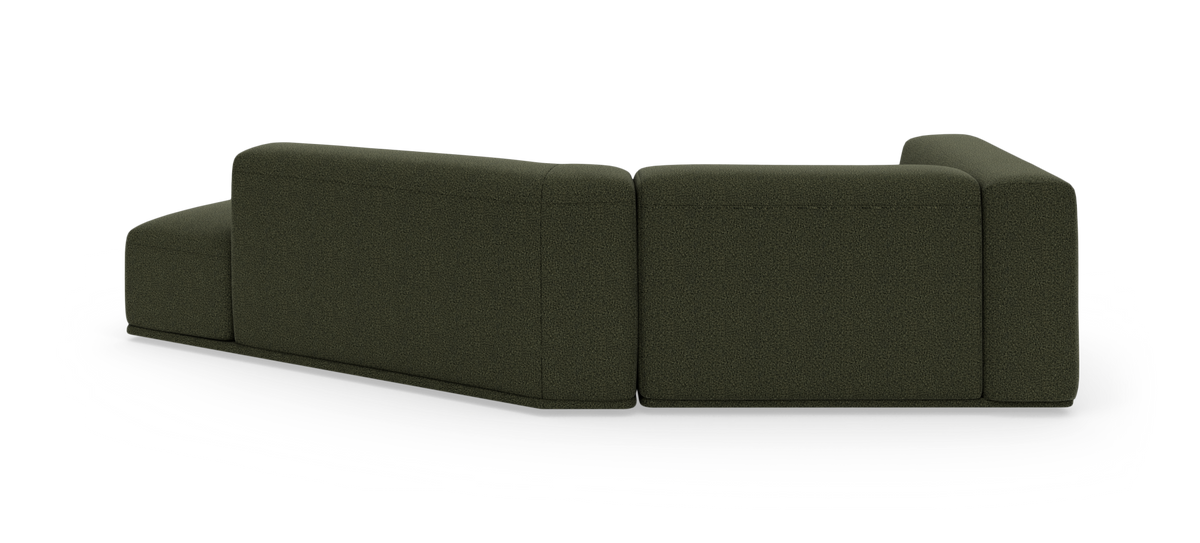 Modulær L-sofa i olivengrønt stof med lav ryg og venstrevendt hjørnemodul, frilagt mod sort baggrund.
