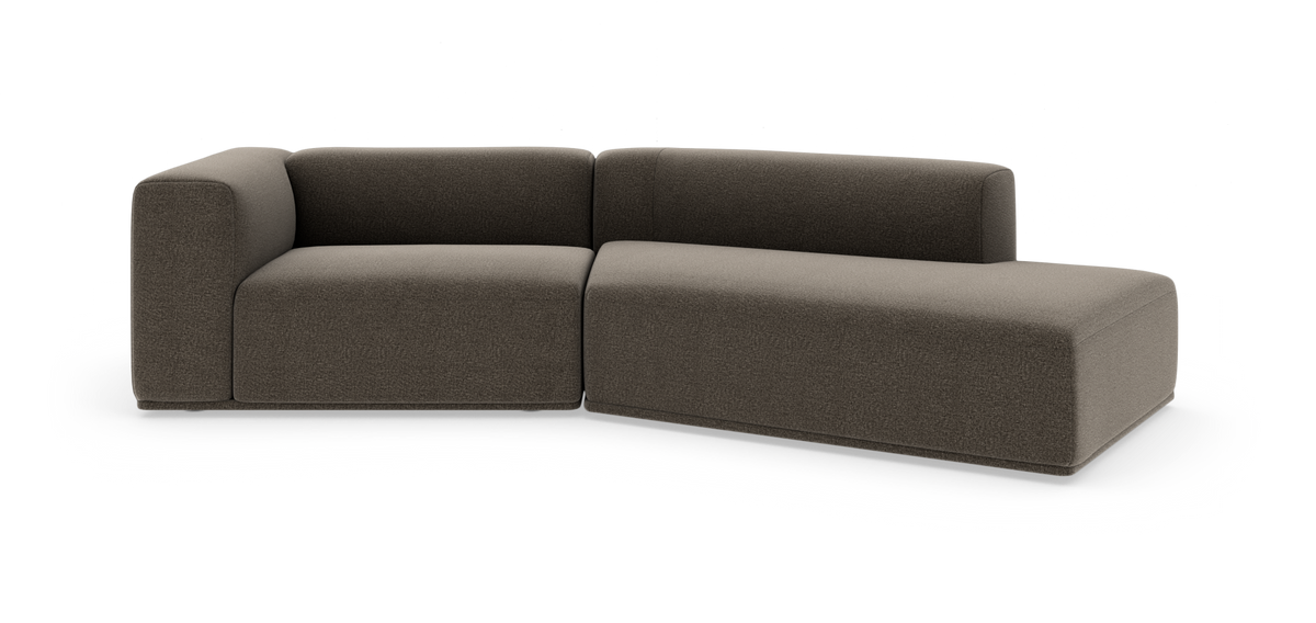 Modulsofa i brungråt tekstil med chaiselong til højre, fritlagt på hvid baggrund.