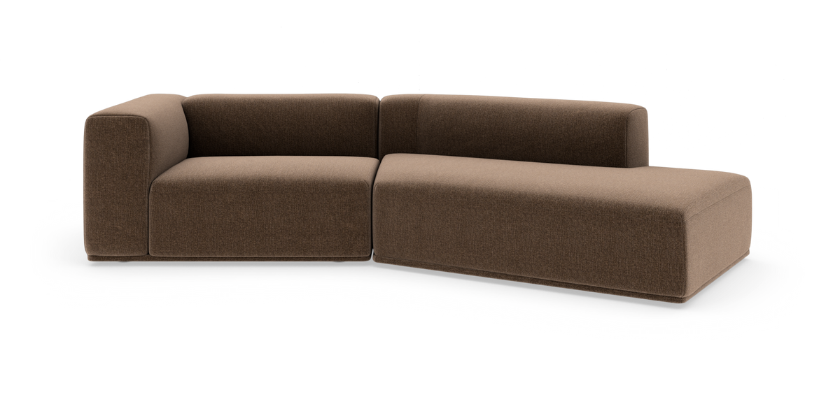 Brun modulsofa i tekstil, L‑formet sektion med brede, blokagtige sæder på hvid baggrund.