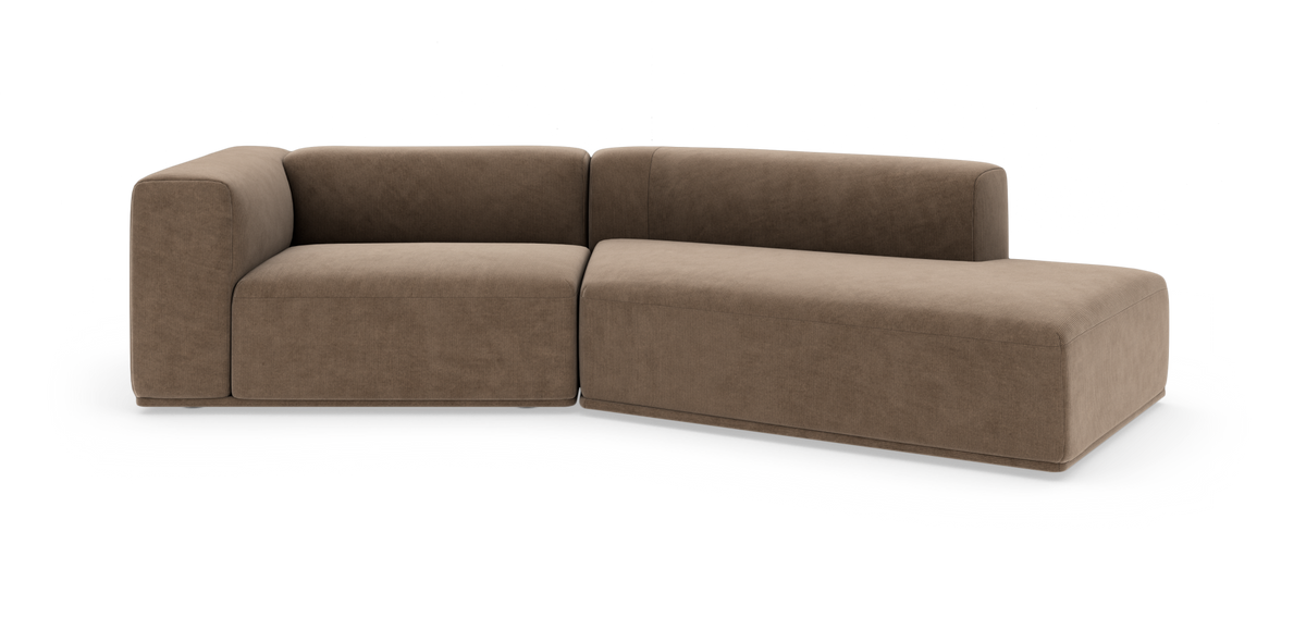 Modulær L‑sofa i brunt stof, fotograferet i studie på hvid baggrund.