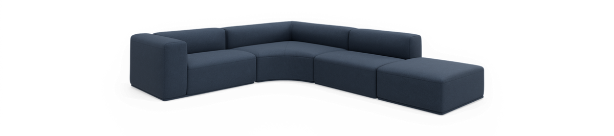 Modulær L-formet hjørnesofa i mørkeblåt tekstil, frilagt mod sort baggrund.