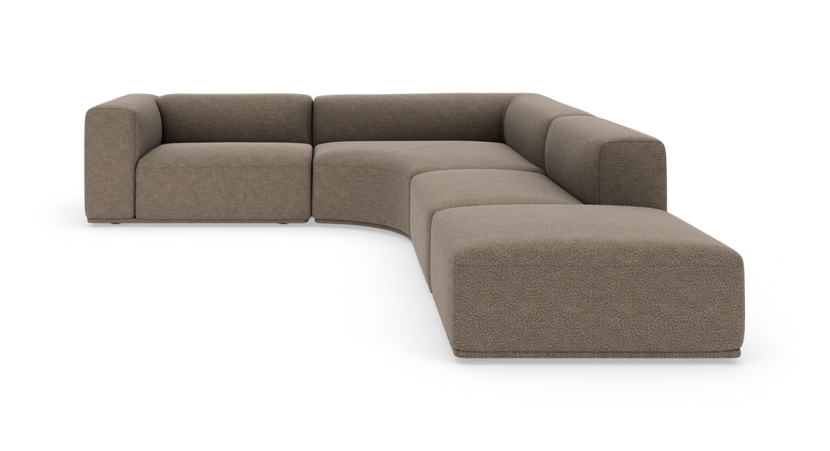 L-formet modulsofa med buet midtersektion i beige bouclé med brede armlæn, frilagt på hvid baggrund.
